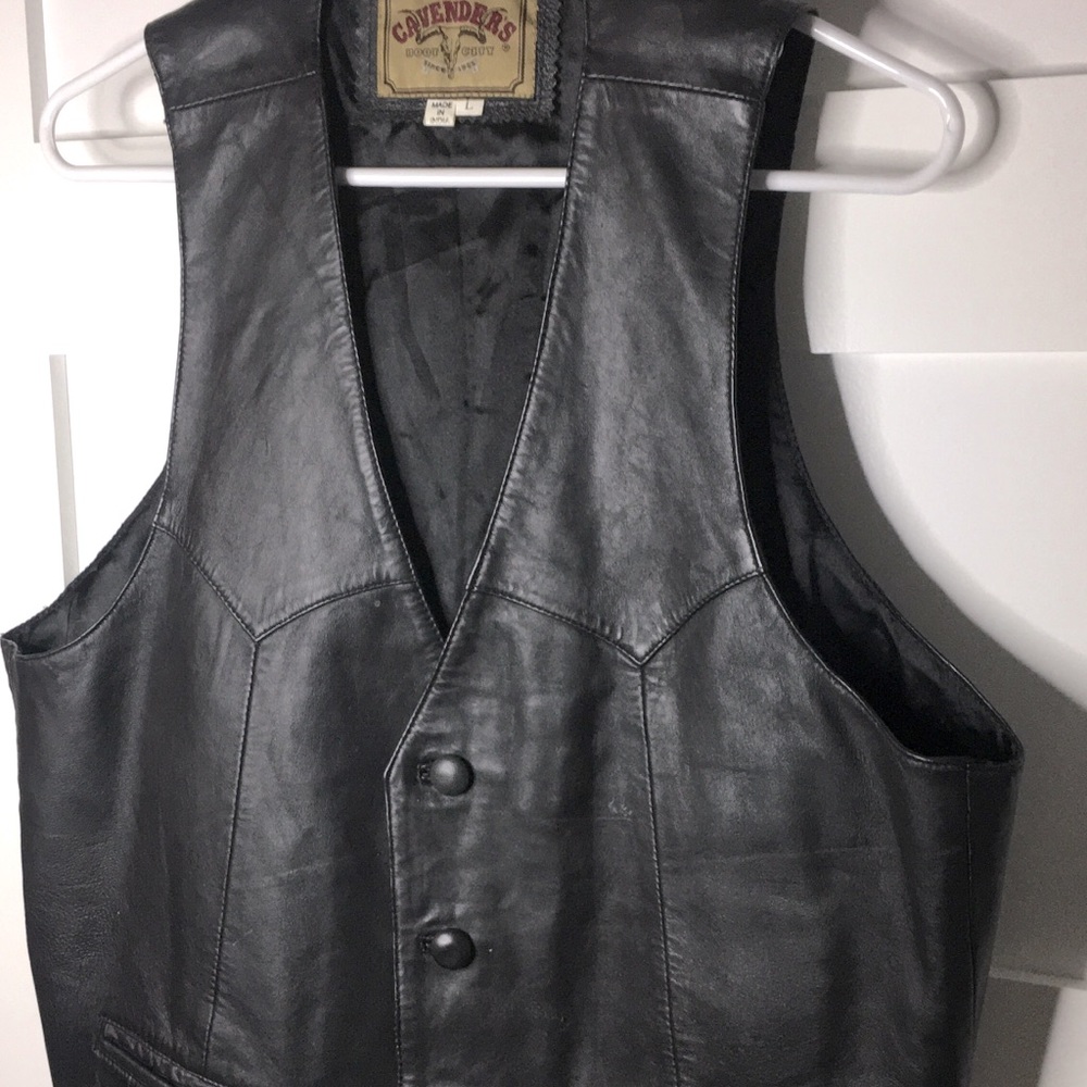 Large Cavender’s black leather vest